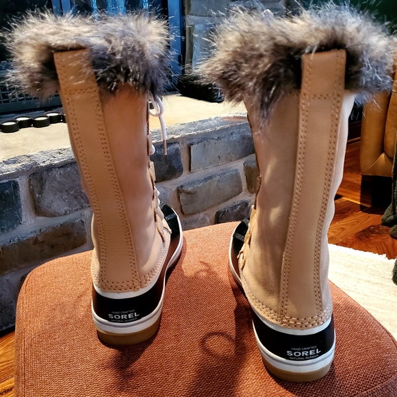 NWOT Sorel Tan and Black Fur-Trimmed Winter Boots. - Picture 3 of 8